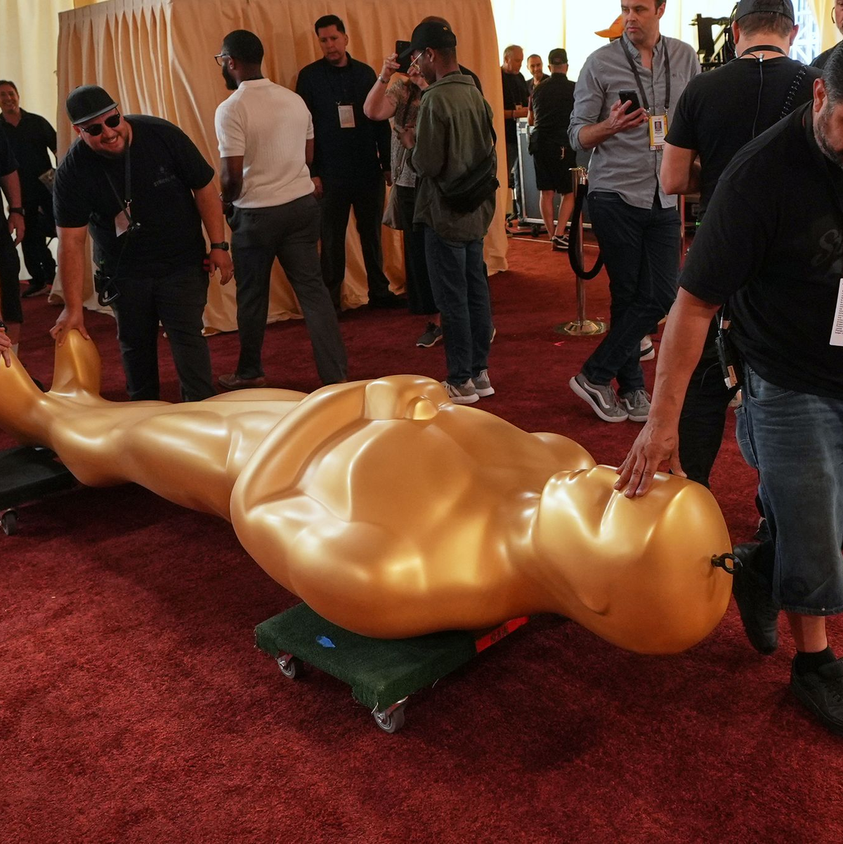 Überlebensgroße Oscar-Statuen zieren den roten Teppich.  - Foto: Gregory Bull/AP/dpa