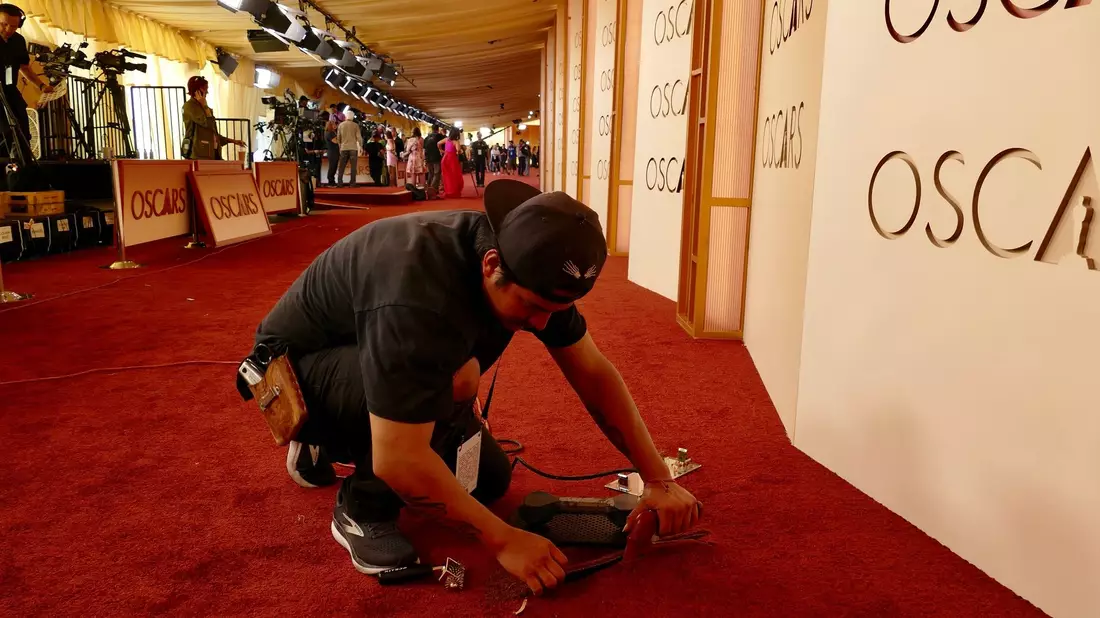 Vor Hollywoods großer Nacht werden noch schnell letzte Handgriffe vorgenommen. - Bild: Barbara Munker/dpa