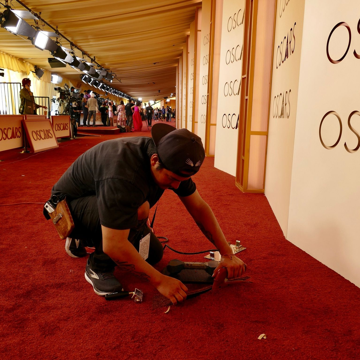 Vor Hollywoods großer Nacht werden noch schnell letzte Handgriffe vorgenommen. - Foto: Barbara Munker/dpa