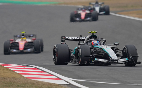 Erst Pole, dann auch Sieg: Kimi Antonelli genießt sein Shanghai-Wochenende. - Foto: Vincent Thian/AP/dpa