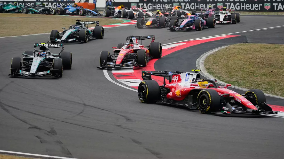  Lewis Hamilton führt das Feld in die erste Kurve. - Bild: Vincent Thian/AP/dpa