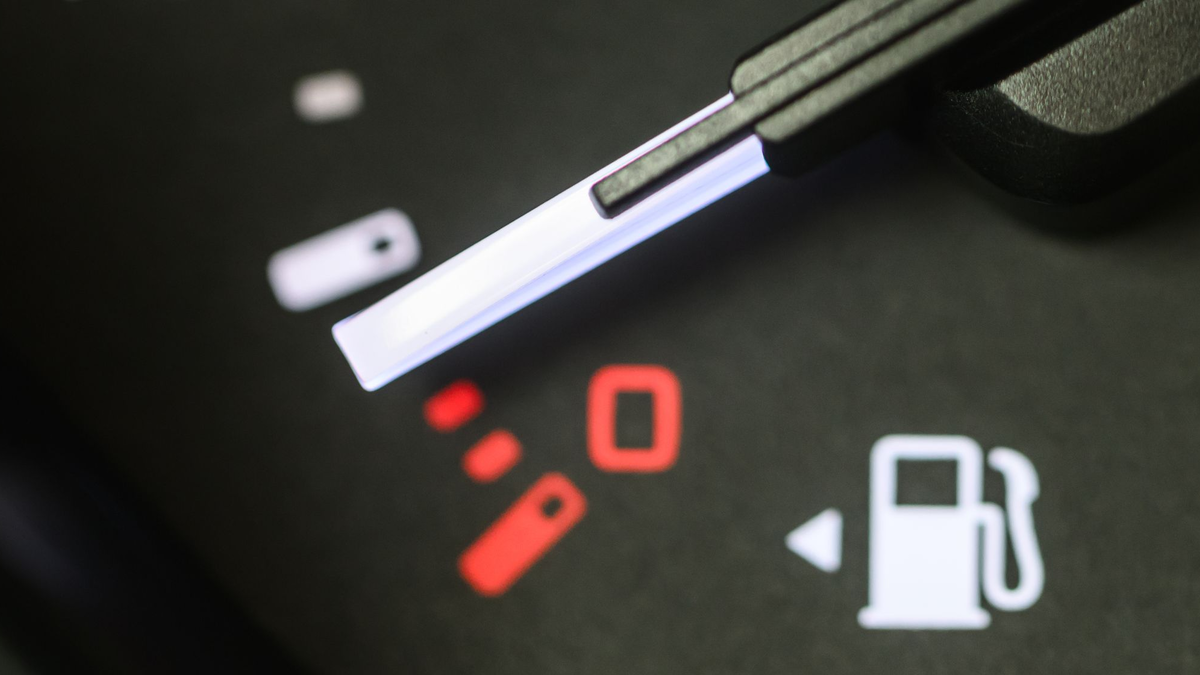 Wer tanken muss, zahlt im Schnitt über zwei Euro. (Archivbild) - Foto: Robert Michael/dpa