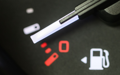 Wer tanken muss, zahlt im Schnitt über zwei Euro. (Archivbild) - Foto: Robert Michael/dpa