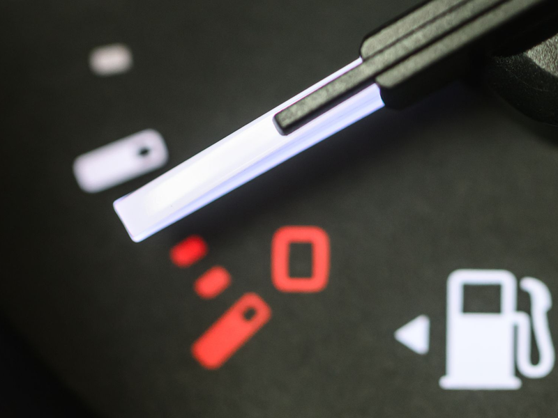 Wer tanken muss, zahlt im Schnitt über zwei Euro. (Archivbild) - Foto: Robert Michael/dpa