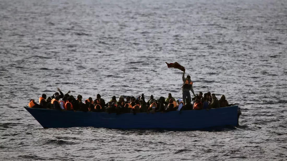 Vor Lampedusa ist ein Boot mit MIgranten gesunken - ein Kind wird vermisst. (Archivbild) - Bild: Emilio Morenatti/AP/dpa