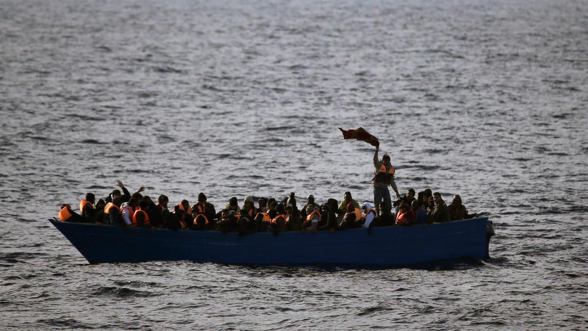 Vor Lampedusa ist ein Boot mit MIgranten gesunken - ein Kind wird vermisst. (Archivbild) - Foto: Emilio Morenatti/AP/dpa