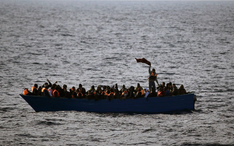 Vor Lampedusa ist ein Boot mit MIgranten gesunken - ein Kind wird vermisst. (Archivbild) - Foto: Emilio Morenatti/AP/dpa