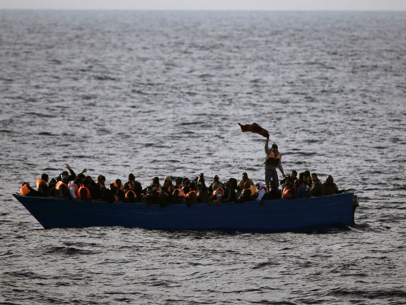 Vor Lampedusa ist ein Boot mit MIgranten gesunken - ein Kind wird vermisst. (Archivbild) - Foto: Emilio Morenatti/AP/dpa