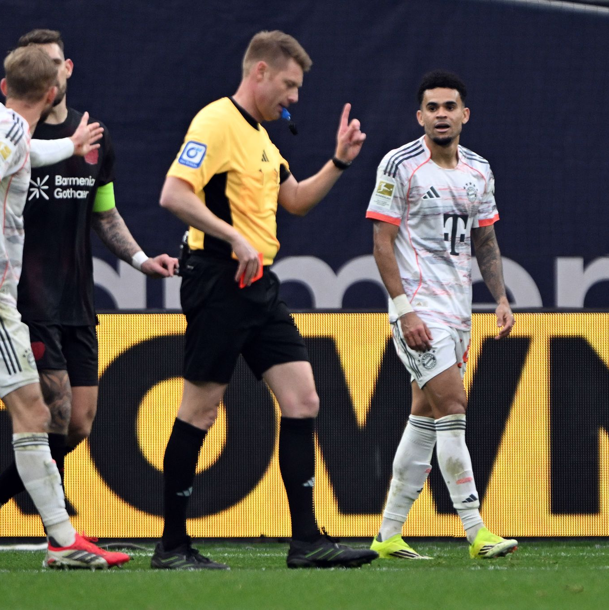 Erhielt viel Kritik vom FC Bayern: Schiedsrichter Christian Dingert. - Foto: Federico Gambarini/dpa