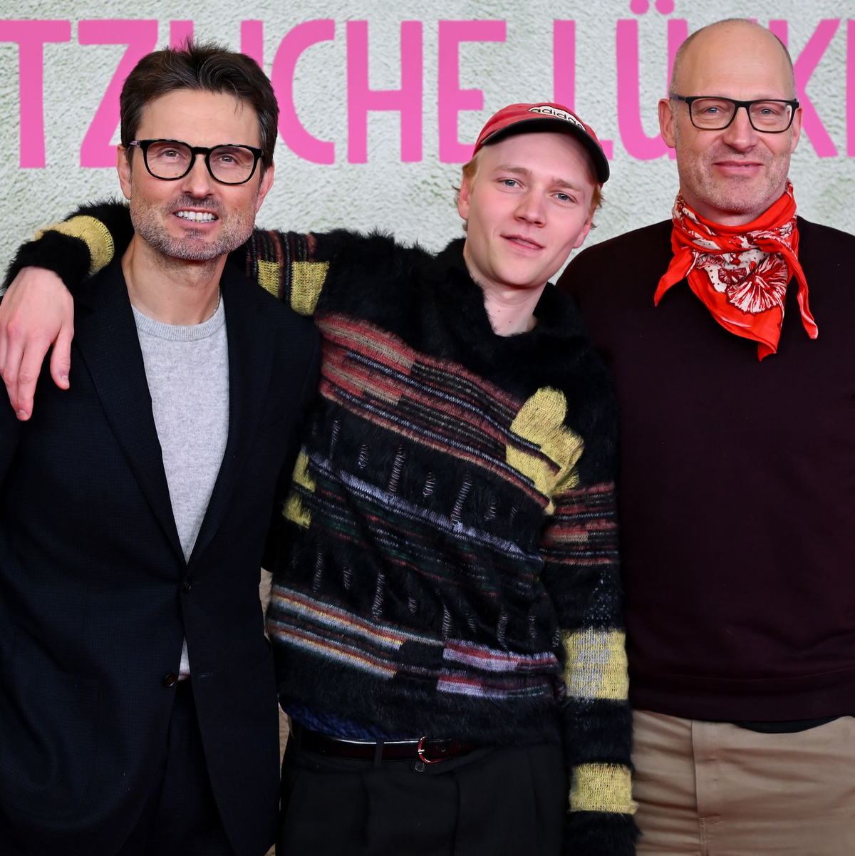 Eine Million Menschen haben die Tragikomödie mit Bruno Alexander (M) mittlerweile gesehen, die Simon Verhoeven (l) inszeniert hat nach einem Roman von Joachim Meyerhoff (r). (Archivbild) - Foto: Sven Hoppe/dpa