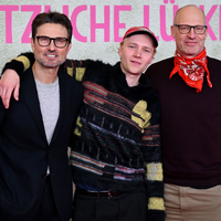 Eine Million Menschen haben die Tragikomödie mit Bruno Alexander (M) mittlerweile gesehen, die Simon Verhoeven (l) inszeniert hat nach einem Roman von Joachim Meyerhoff (r). (Archivbild) - Foto: Sven Hoppe/dpa
