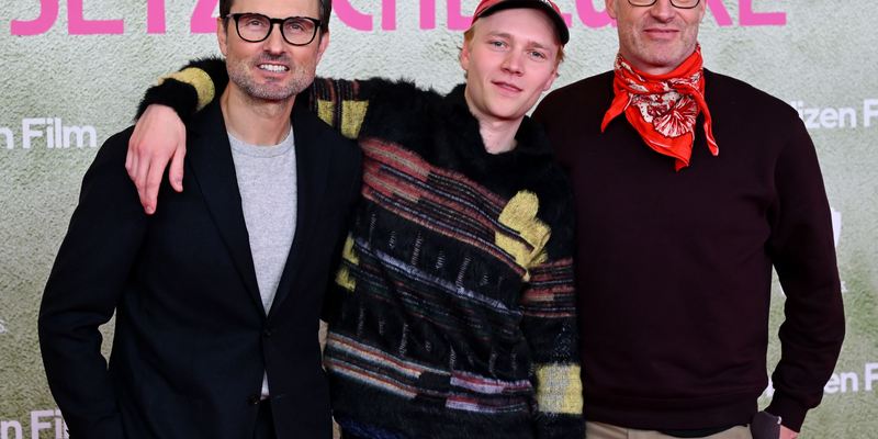 Eine Million Menschen haben die Tragikomödie mit Bruno Alexander (M) mittlerweile gesehen, die Simon Verhoeven (l) inszeniert hat nach einem Roman von Joachim Meyerhoff (r). (Archivbild) - Foto: Sven Hoppe/dpa