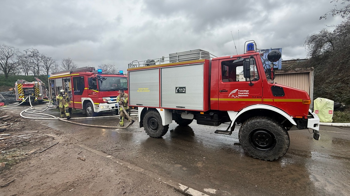 FW Weinheim: Feuerwehr Weinheim unterstützt bei Brand auf Recyclinghof in Neckarhausen - Foto: presseportal.de