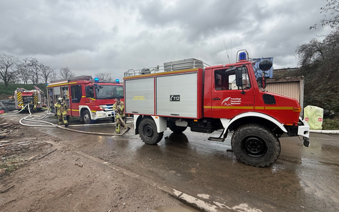 FW Weinheim: Feuerwehr Weinheim unterstützt bei Brand auf Recyclinghof in Neckarhausen - Foto: presseportal.de