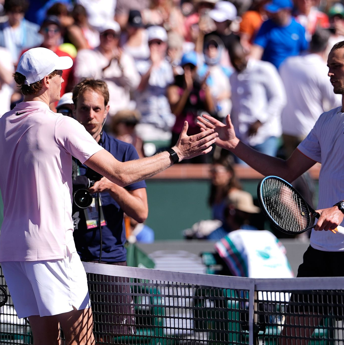Chancenlos gegen Jannik Sinner (l): Der deutsche Tennisprofi Alexander Zverev. - Foto: Mark J. Terrill/AP/dpa