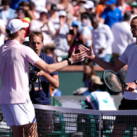 Chancenlos gegen Jannik Sinner (l): Der deutsche Tennisprofi Alexander Zverev. - Foto: Mark J. Terrill/AP/dpa