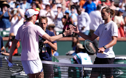 Chancenlos gegen Jannik Sinner (l): Der deutsche Tennisprofi Alexander Zverev. - Foto: Mark J. Terrill/AP/dpa