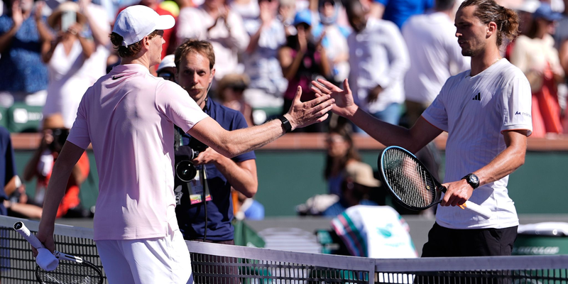 Chancenlos gegen Jannik Sinner (l): Der deutsche Tennisprofi Alexander Zverev. - Foto: Mark J. Terrill/AP/dpa