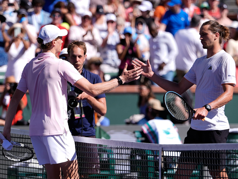 Chancenlos gegen Jannik Sinner (l): Der deutsche Tennisprofi Alexander Zverev. - Foto: Mark J. Terrill/AP/dpa