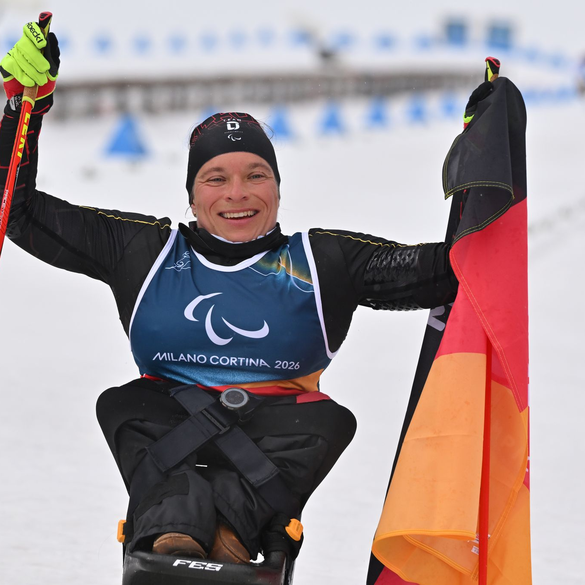 Anja Wicker jubelt über ihre vierte Medaille bei diesen Paralympics.  - Foto: Martin Schutt/dpa