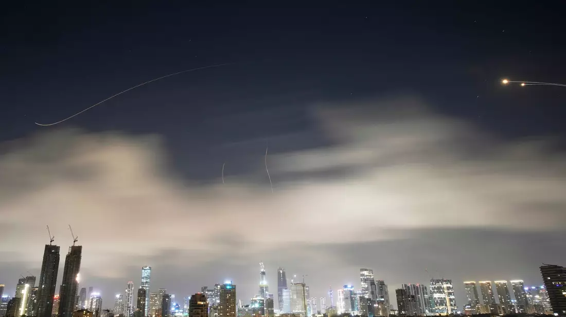 Raketenabwehr feuert, um Raketen aus dem Iran über Tel Aviv abzufangen.  - Bild: Ohad Zwigenberg/AP/dpa