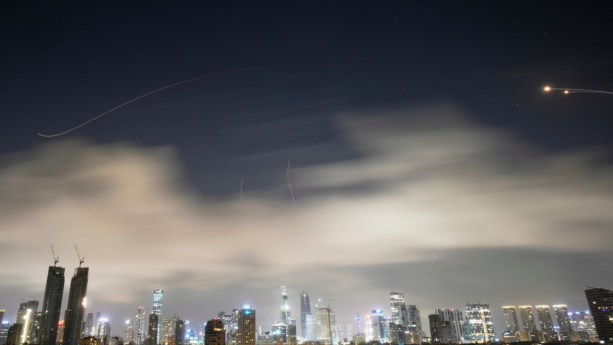 Raketenabwehr feuert, um Raketen aus dem Iran über Tel Aviv abzufangen.  - Foto: Ohad Zwigenberg/AP/dpa