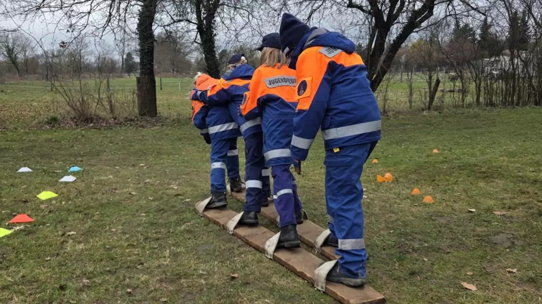 FW Lehrte: Stadtjugendfeuerwehr Lehrte richtete Orientierungsmarsch in Sievershausen aus - Bild: presseportal.de
