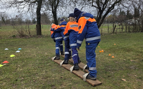 FW Lehrte: Stadtjugendfeuerwehr Lehrte richtete Orientierungsmarsch in Sievershausen aus - Foto: presseportal.de