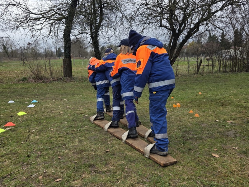 FW Lehrte: Stadtjugendfeuerwehr Lehrte richtete Orientierungsmarsch in Sievershausen aus - Foto: presseportal.de