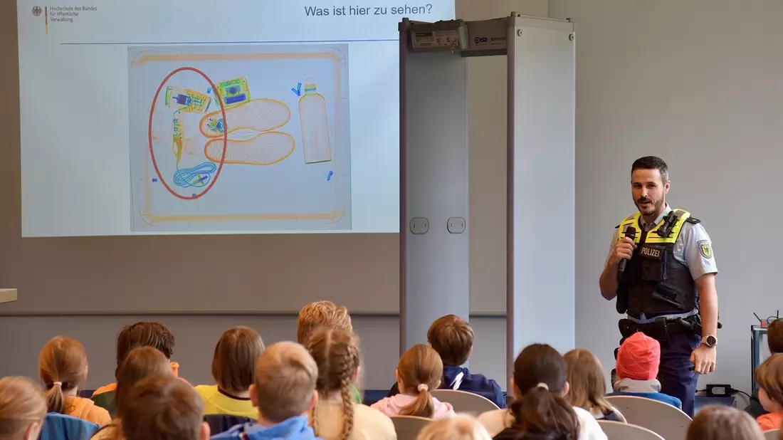 BPOL-AKAD: MiniMASTER Lübeck: Kinder entdecken die Welt des Studierens - Bild: presseportal.de