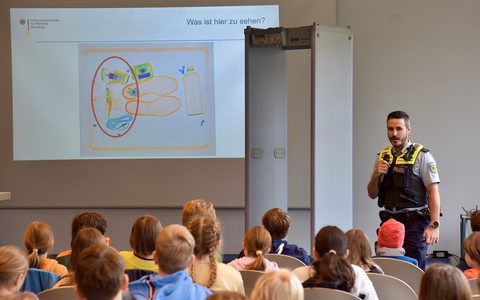 BPOL-AKAD: MiniMASTER Lübeck: Kinder entdecken die Welt des Studierens - Foto: presseportal.de