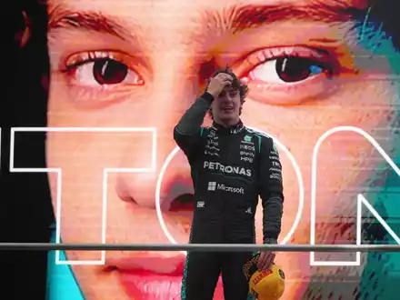 Kimi Antonelli rast in China zu seinem ersten Grand-Prix-Erfolg in der Formel 1. - Foto: Andy Wong/AP/dpa