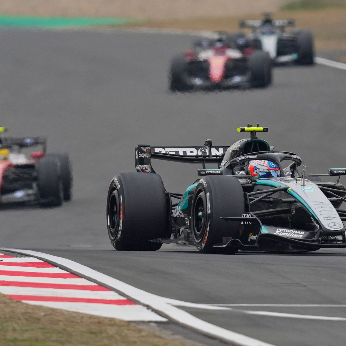 Erst Pole, dann auch Sieg: Kimi Antonelli genießt sein Shanghai-Wochenende. - Foto: Vincent Thian/AP/dpa