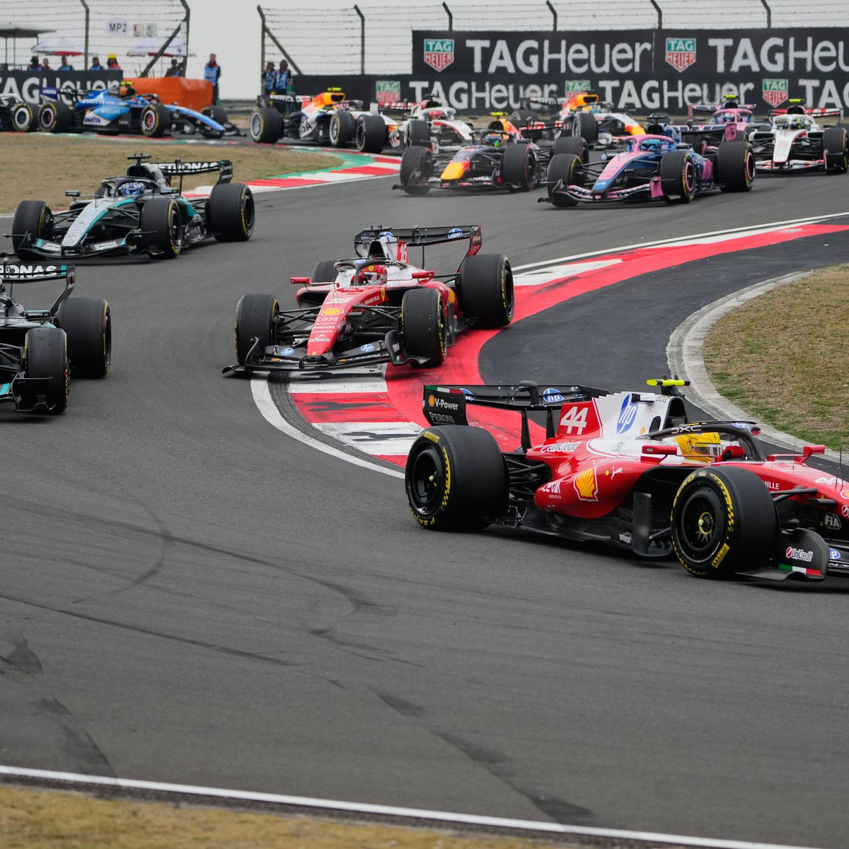  Lewis Hamilton führt das Feld in die erste Kurve. - Foto: Vincent Thian/AP/dpa