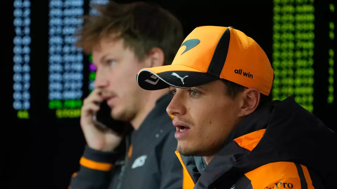 Lando Norris kann in Shanghai gar nicht losfahren. - Bild: Vincent Thian/AP/dpa