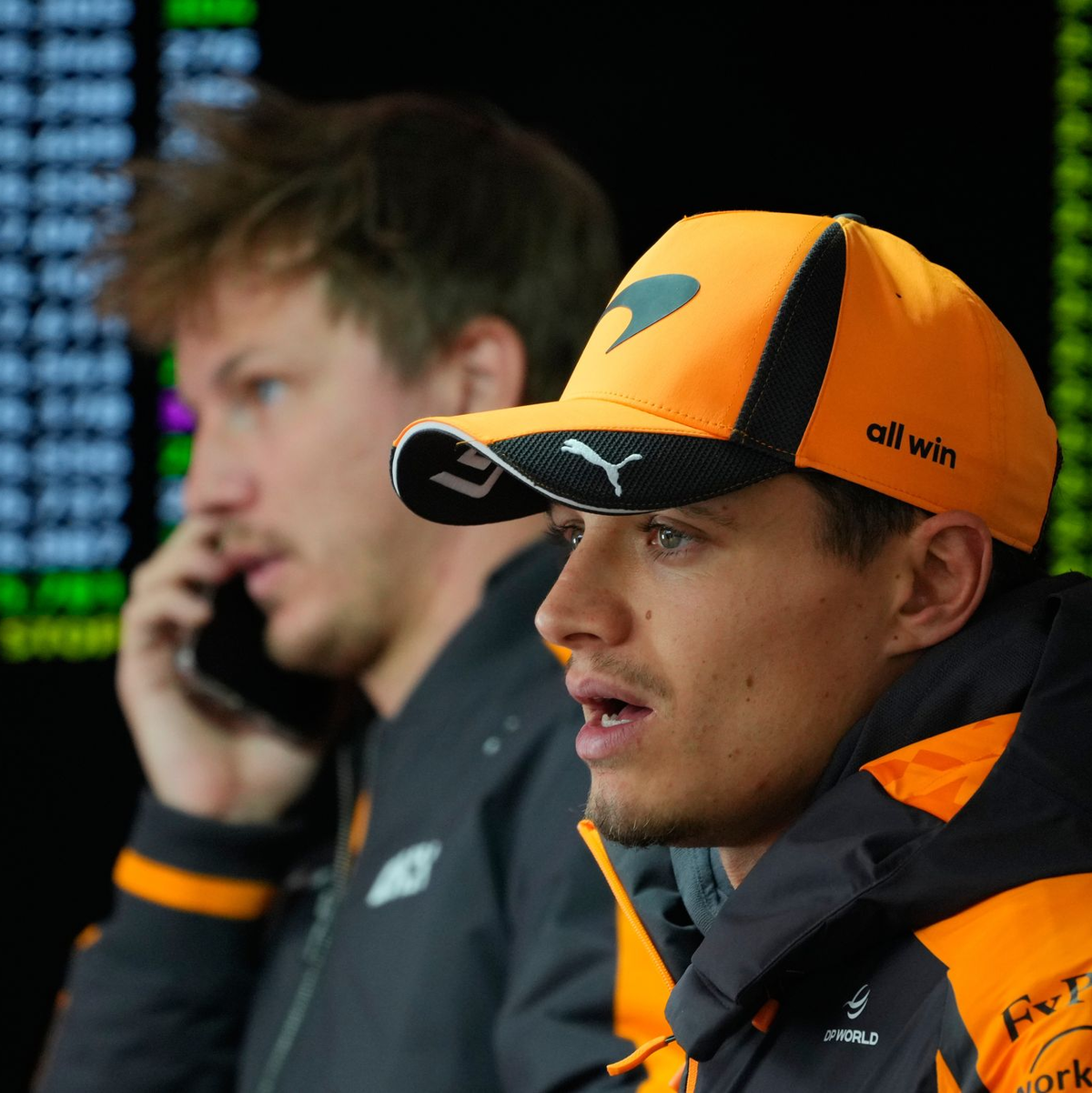 Lando Norris kann in Shanghai gar nicht losfahren. - Foto: Vincent Thian/AP/dpa