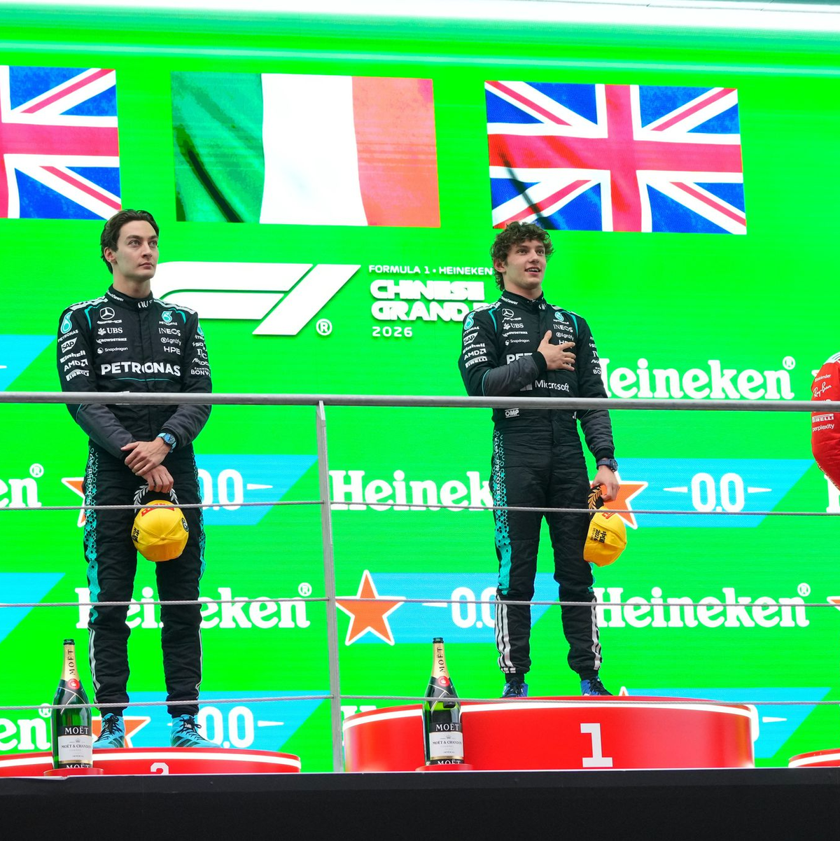 Kimi Antonelli (m) ist bei Mercedes der Nachfolger von Lewis Hamilton. - Foto: Vincent Thian/AP/dpa