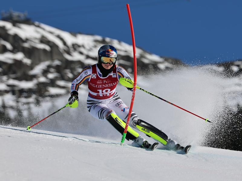 Emma Aicher belegt den zweiten Platz im Slalom von Are - Foto: Marco Trovati/AP/dpa