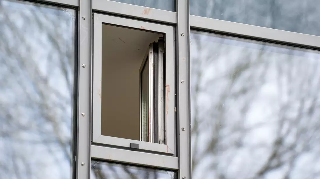 Ein blutverschmiertes Fenster in einem Hotel in Werne, in dem eine Frau erstochen wurde. - Bild: Max Lametz/dpa