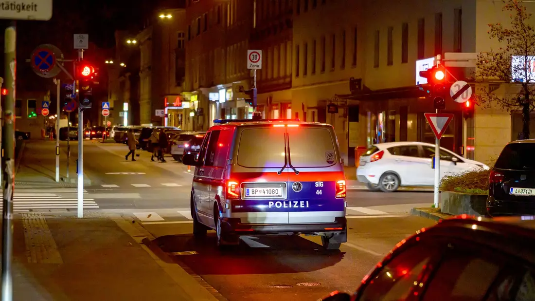 Vor der tödlichen Messerattacke auf einen Afghanen in Linz war nach dem Tatverdächtigen bereits gefahndet worden. - Bild: Fotokerschi / Werner Kerschbaumm/APA/dpa