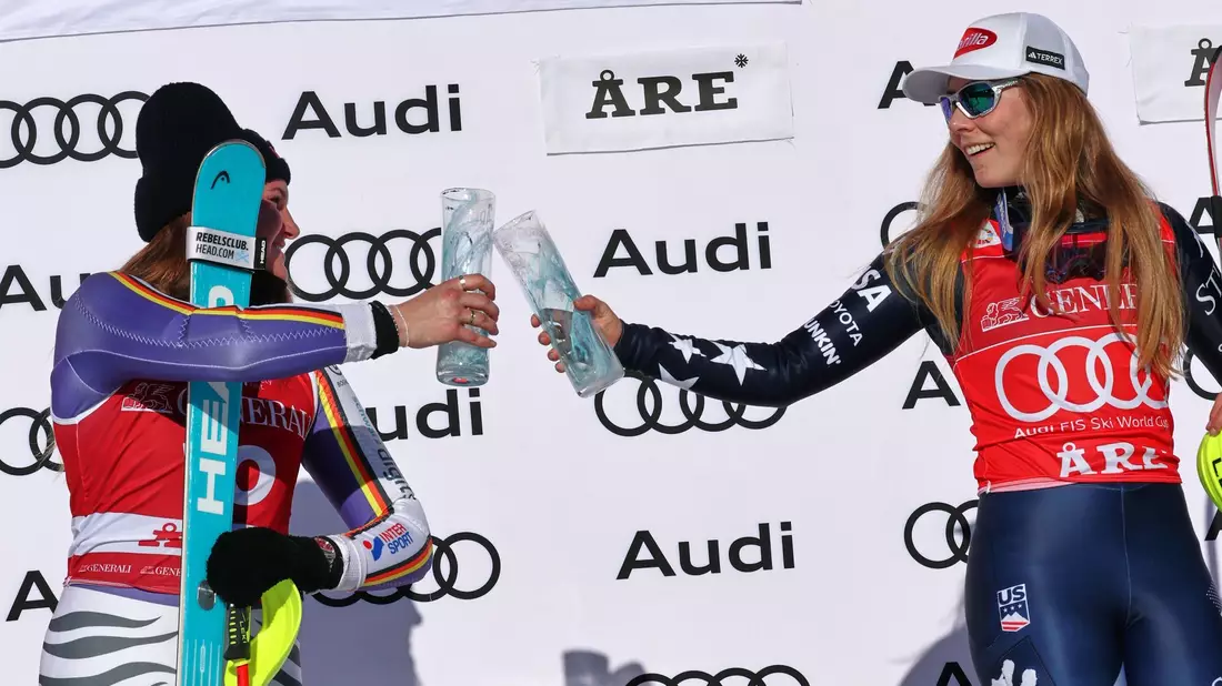 Duell um den Gesamtweltcup: Emma Aicher (l) und Mikaela Shiffrin - Bild: Marco Trovati/AP/dpa