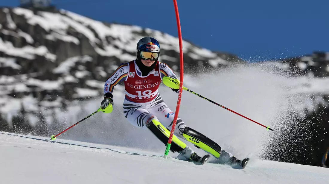 Emma Aicher darf weiter vom Gesamtweltcup träumen. - Bild: Marco Trovati/AP/dpa