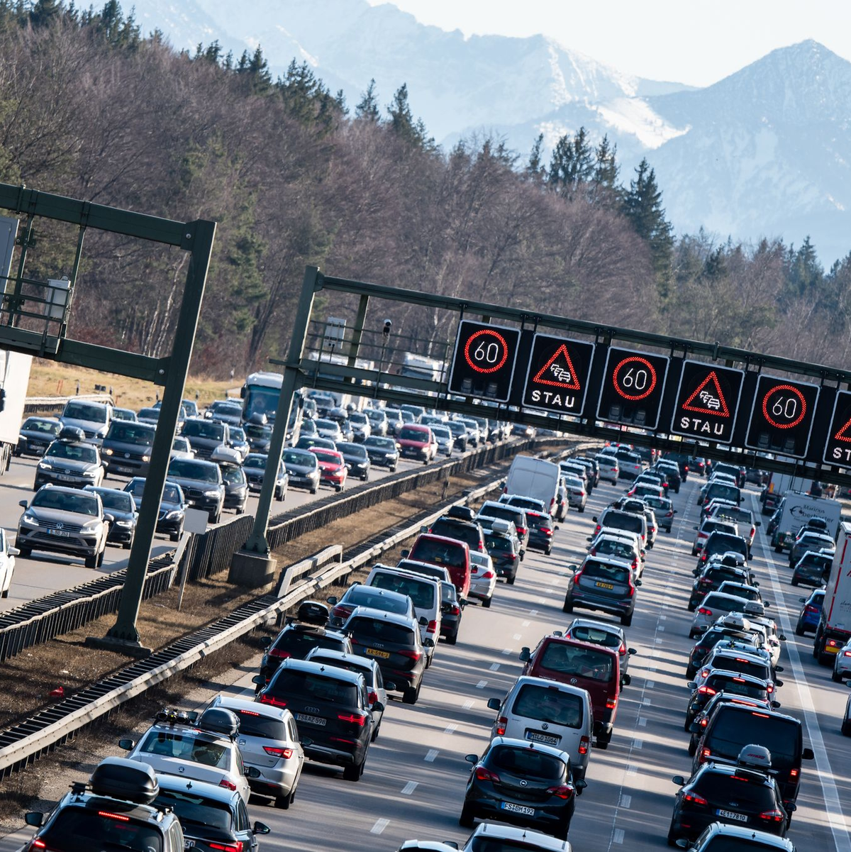Die Spritpreise sind gestiegen - fahren die Deutschen weniger? - Foto: Matthias Balk/dpa