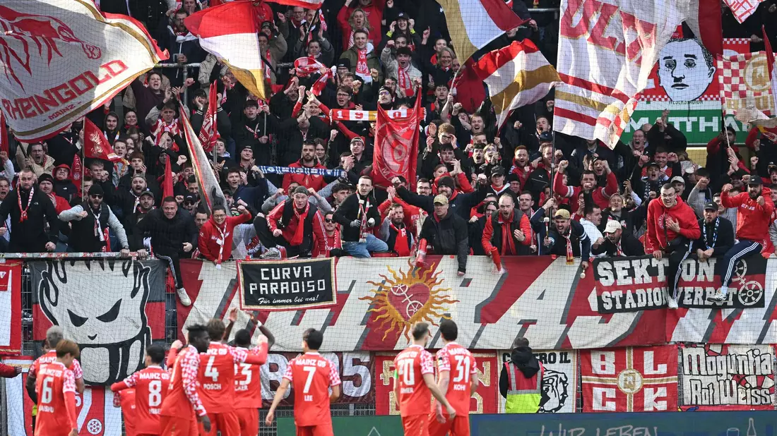 Das frühe 1:0 widmeten die Mainzer dem verletzten Silas. - Bild: Carmen Jaspersen/dpa
