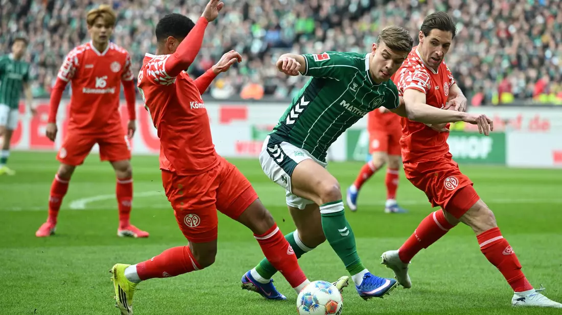 Keke Topp und Werder Bremen zeigten gegen Mainz eine ganz schwache Leistung. - Bild: Carmen Jaspersen/dpa