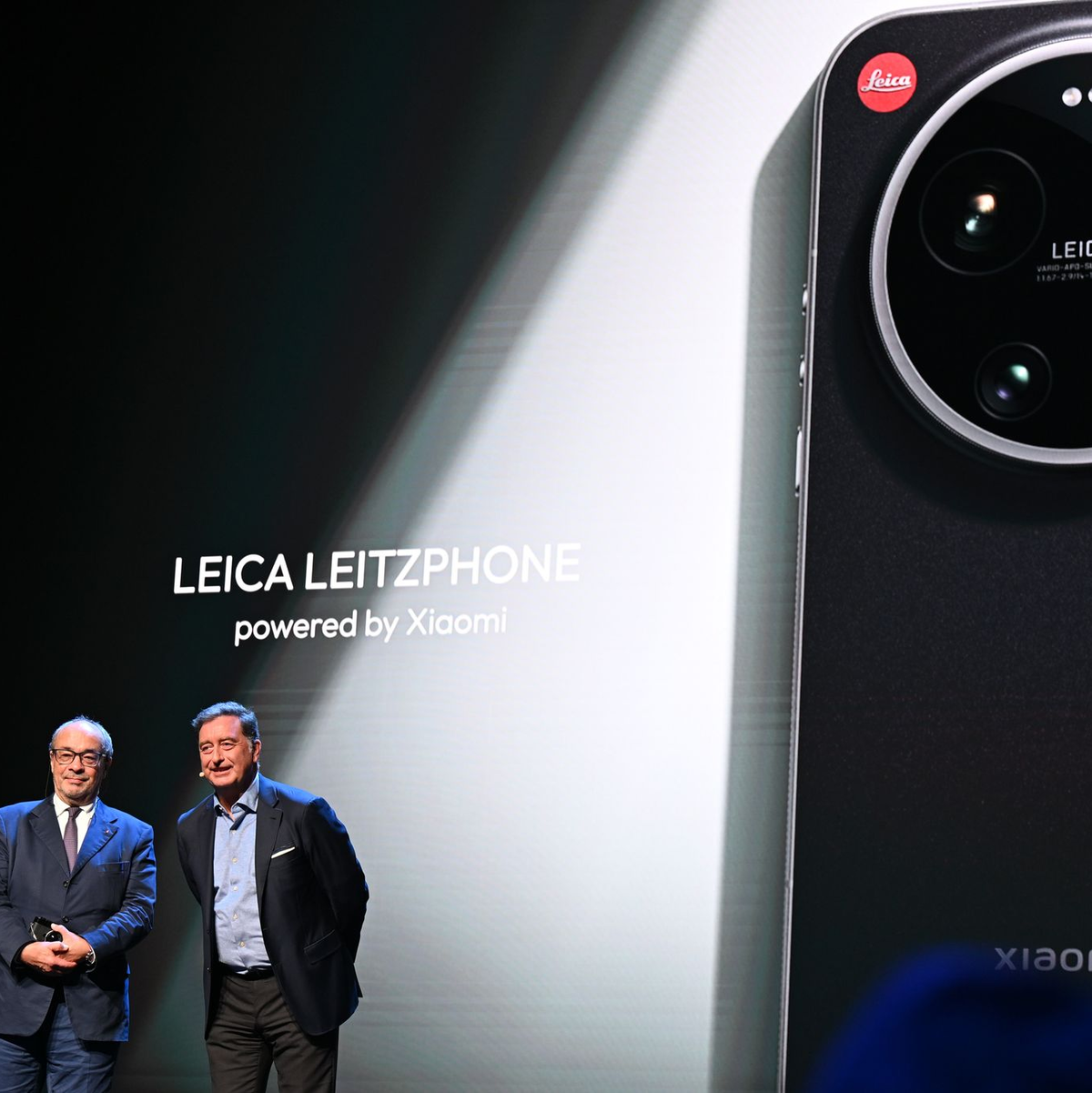 Erst Ende Februar hatten der Leica-Mehrheitseigentümer und Aufscihtsratsvorsitzende Andreas Kaufmann und der scheidende Vorstandschef Matthias Harsch das neue Leitzphone zur Mobilfunk-Messe in Mobile World Congress in Barcelona vorgestellt. (Foto Archiv) - Foto: Wolf von Dewitz/dpa