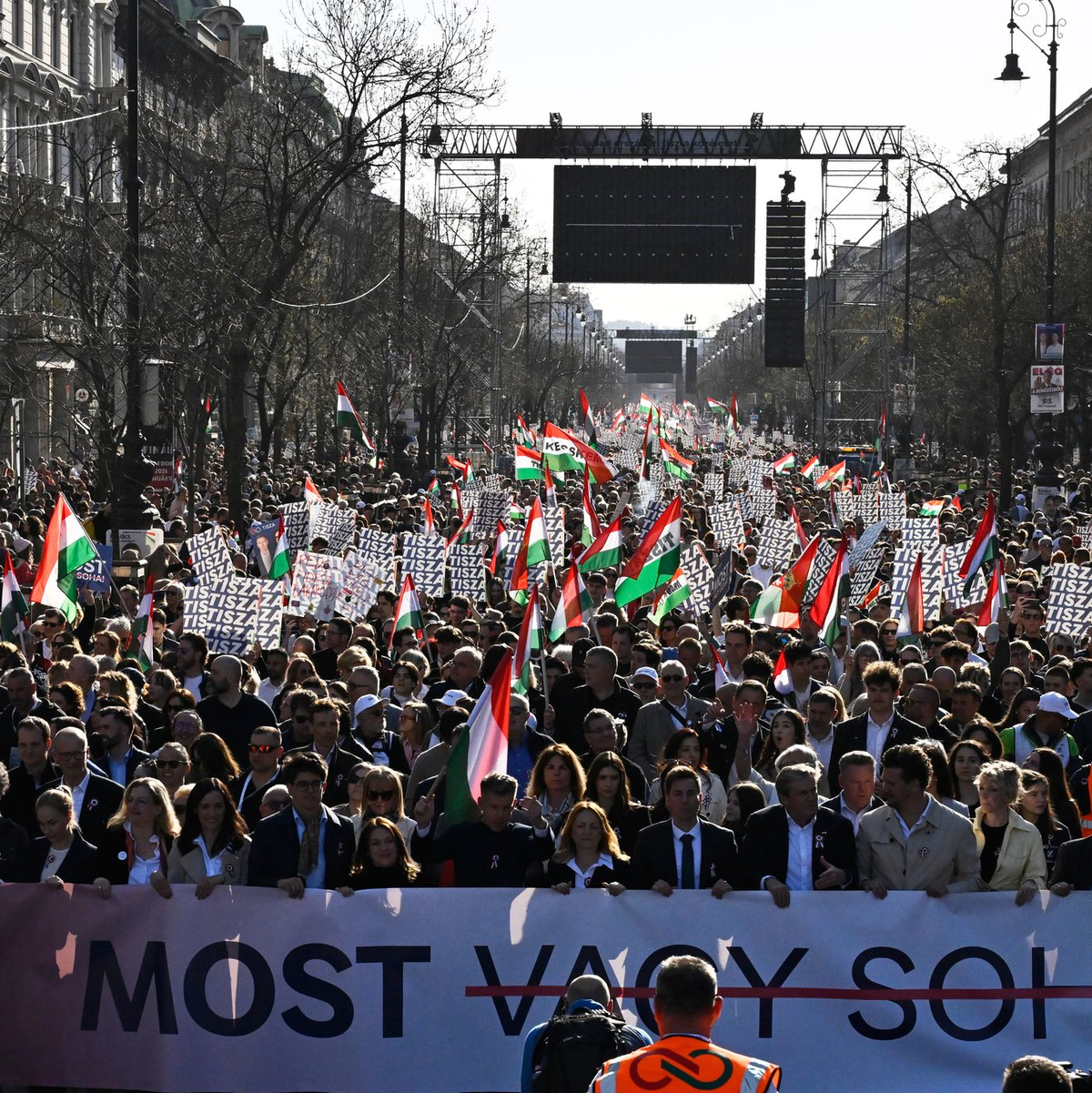 Menschen in riesiger Zahl folgten dem Aufruf von Oppositionsführer Peter Maygar zu einem «Nationalen Marsch für die Systemwende».  - Foto: Denes Erdos/AP/dpa