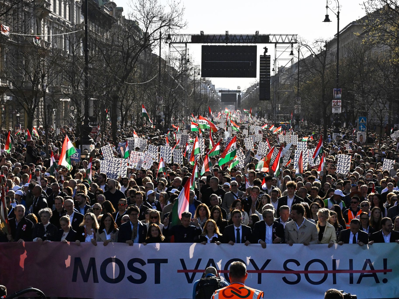 Menschen in riesiger Zahl folgten dem Aufruf von Oppositionsführer Peter Maygar zu einem «Nationalen Marsch für die Systemwende».  - Foto: Denes Erdos/AP/dpa