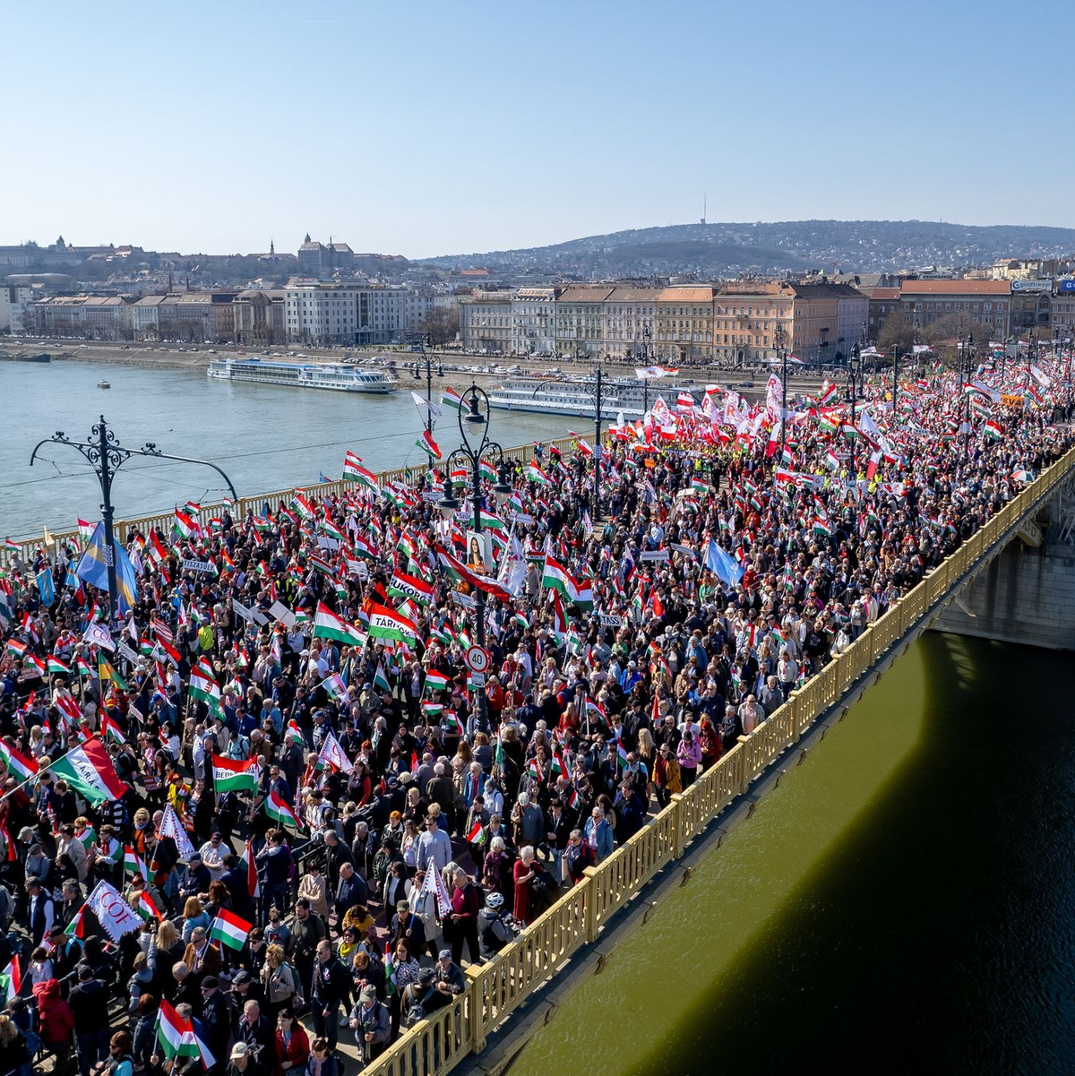 Eine große Menschenmenge zog zur Kundgebung des amtierenden Ministerpräsidenten Viktor Orban.  - Foto: Zsolt Czegledi/MTI/AP/dpa
