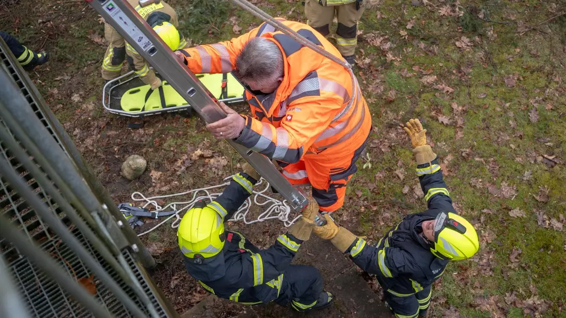 FW-OLL: Realistische Einsatzübung in Wildeshausen: Feuerwehr trainiert Menschenrettung unter Nullsicht - Bild: presseportal.de